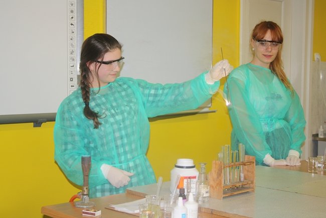 Pełne szkoły w sobotnią noc - zdjęcia