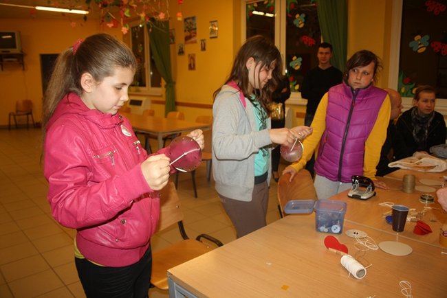 Pełne szkoły w sobotnią noc - zdjęcia