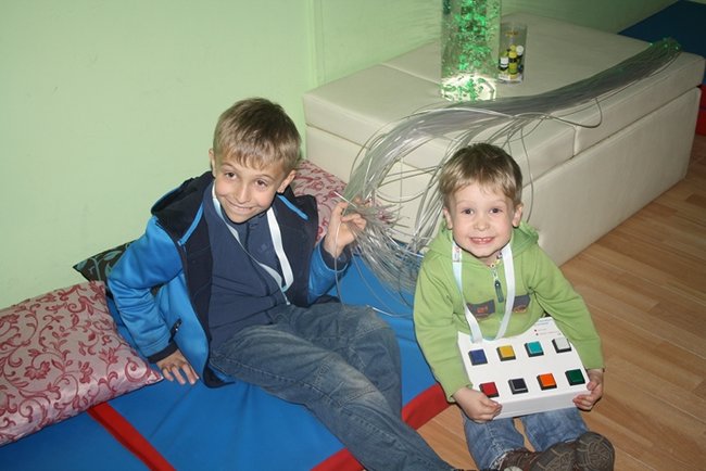 Pełne szkoły w sobotnią noc - zdjęcia