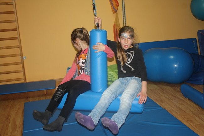 Pełne szkoły w sobotnią noc - zdjęcia