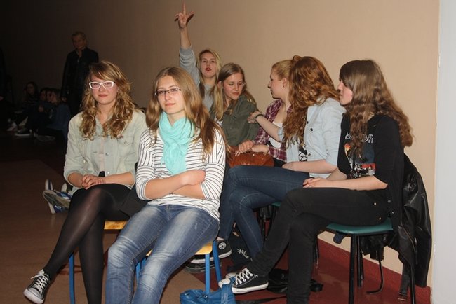 Pełne szkoły w sobotnią noc - zdjęcia