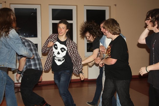 Pełne szkoły w sobotnią noc - zdjęcia