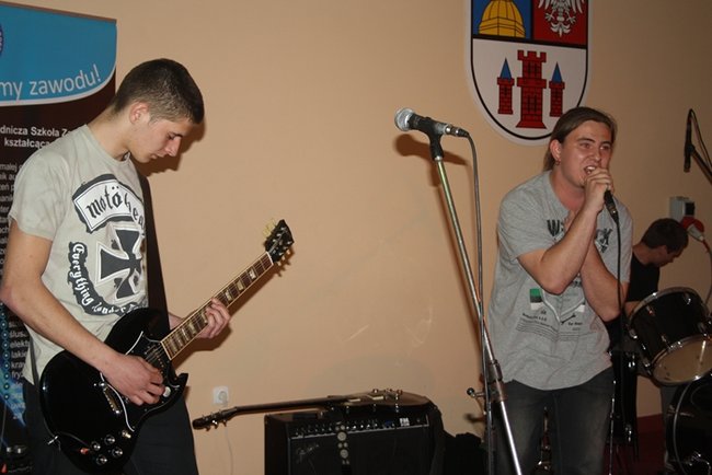 Pełne szkoły w sobotnią noc - zdjęcia