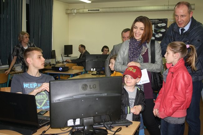 Pełne szkoły w sobotnią noc - zdjęcia