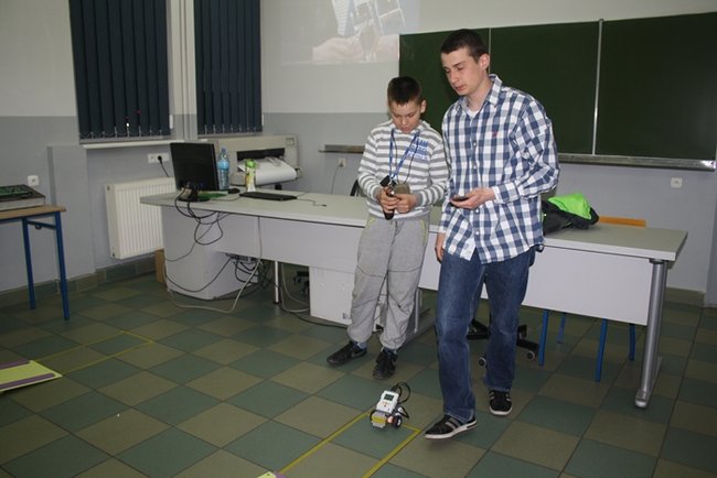 Pełne szkoły w sobotnią noc - zdjęcia