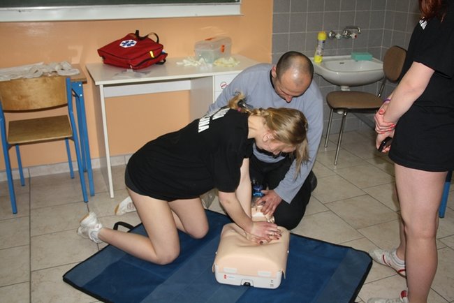 Pełne szkoły w sobotnią noc - zdjęcia