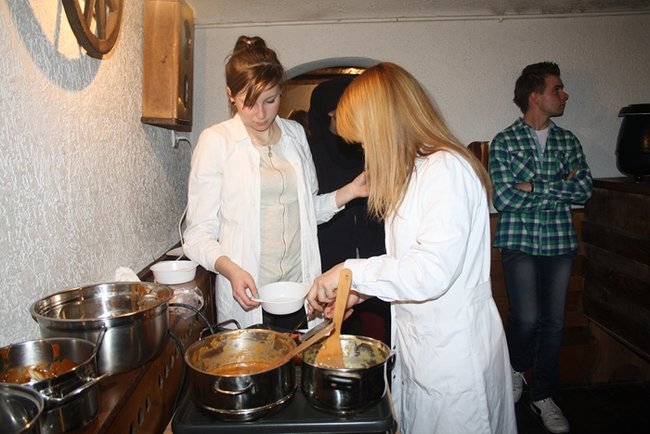 Pełne szkoły w sobotnią noc - zdjęcia