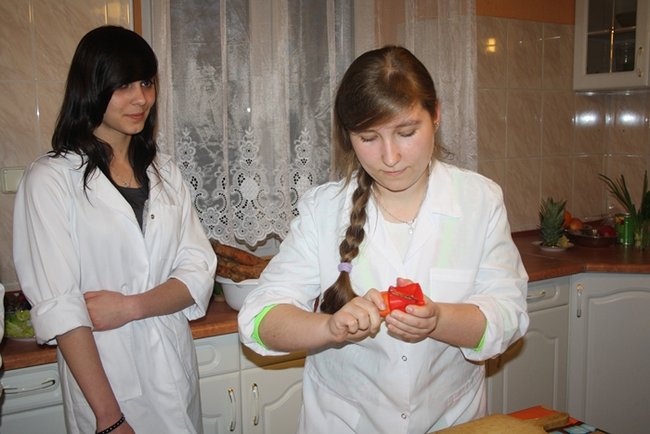 Pełne szkoły w sobotnią noc - zdjęcia