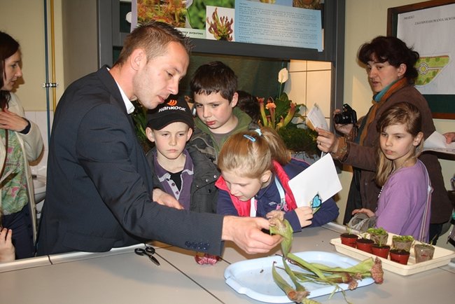 Pełne szkoły w sobotnią noc - zdjęcia