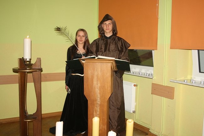 Pełne szkoły w sobotnią noc - zdjęcia