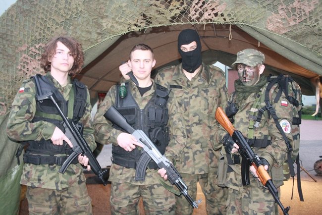 Pełne szkoły w sobotnią noc - zdjęcia