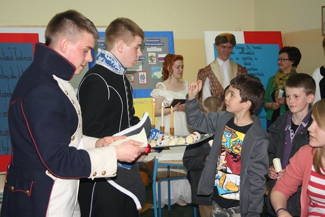 Pełne szkoły w sobotnią noc - zdjęcia