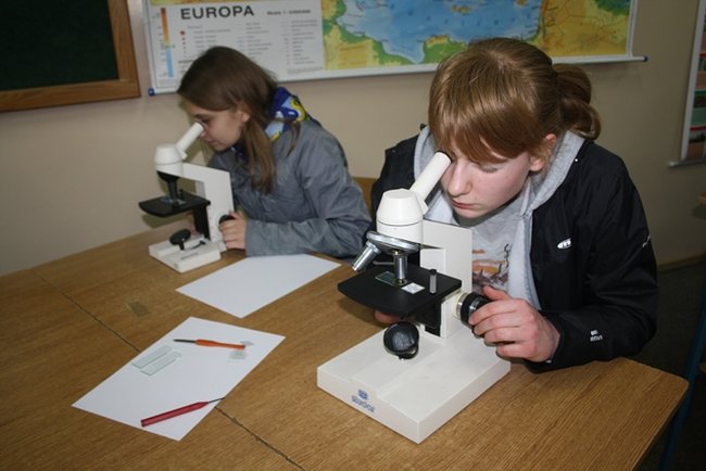 Pełne szkoły w sobotnią noc - zdjęcia