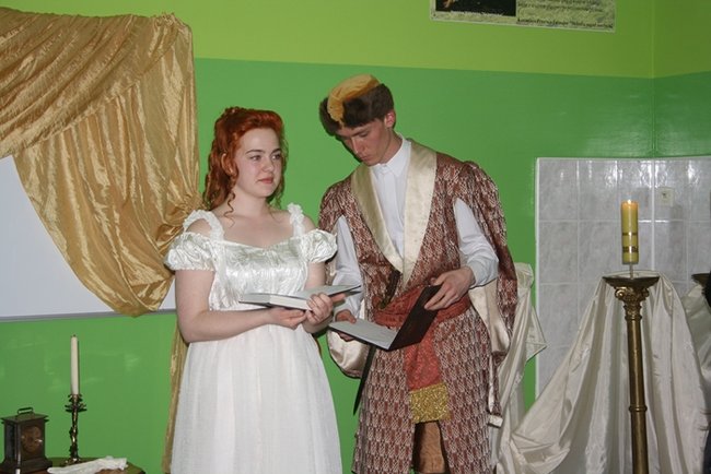 Pełne szkoły w sobotnią noc - zdjęcia