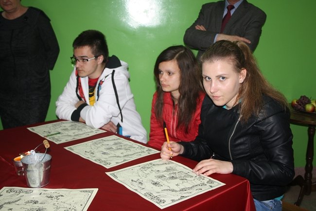 Pełne szkoły w sobotnią noc - zdjęcia