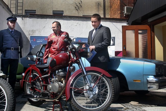 Przygotowani do nocnej jazdy - zdjęcia