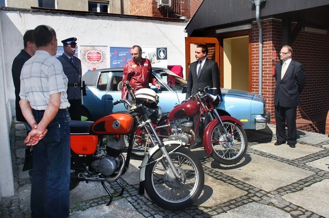 Przygotowani do nocnej jazdy - zdjęcia