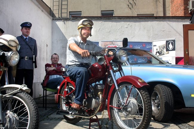 Przygotowani do nocnej jazdy - zdjęcia