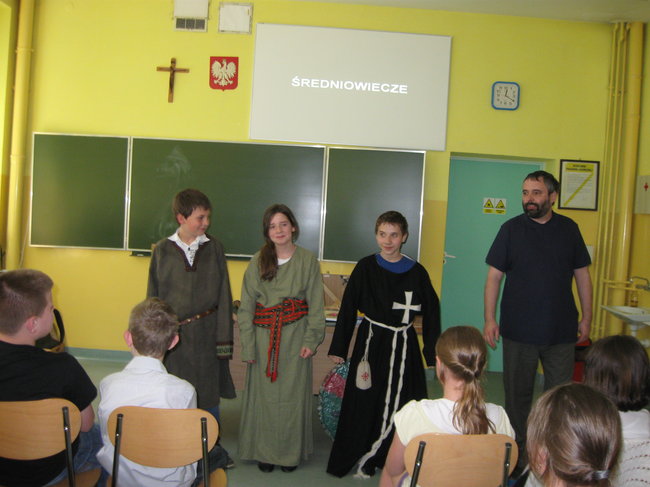 Z toporem do uczniów - zdjęcia