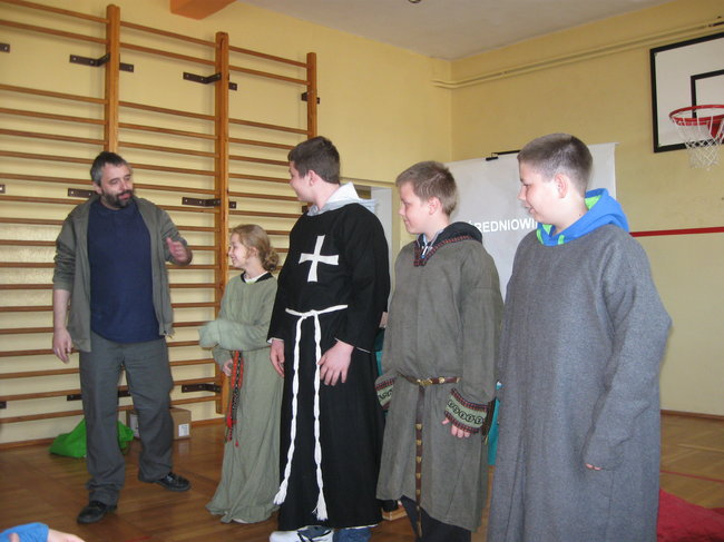 Z toporem do uczniów - zdjęcia