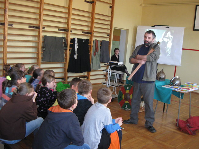 Z toporem do uczniów - zdjęcia