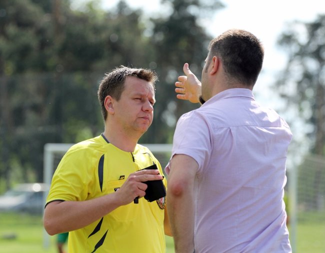 Kapitan wyrzucony z boiska - zdjęcia