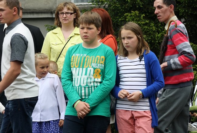 Wyszli z Eucharystią na Rynek - zdjęcia