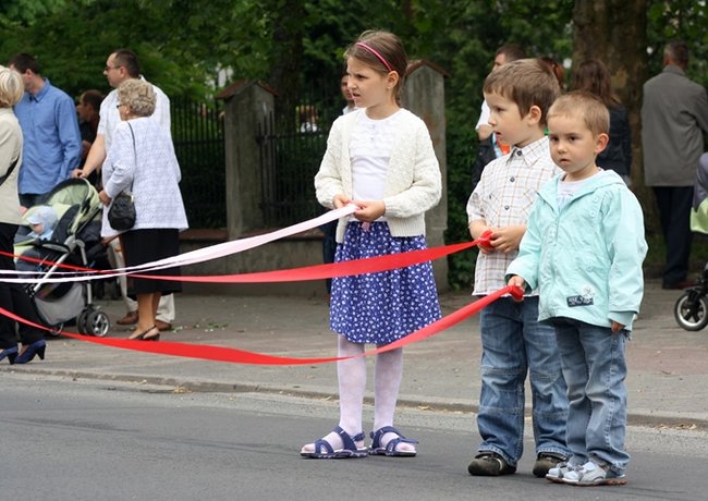 Wyszli z Eucharystią na Rynek - zdjęcia