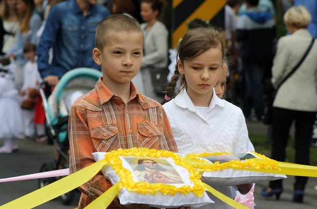 Wyszli z Eucharystią na Rynek - zdjęcia
