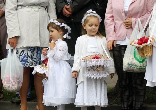Wyszli z Eucharystią na Rynek - zdjęcia