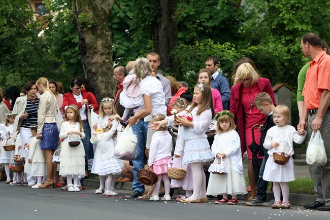 Wyszli z Eucharystią na Rynek - zdjęcia