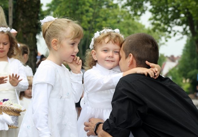 Wyszli z Eucharystią na Rynek - zdjęcia