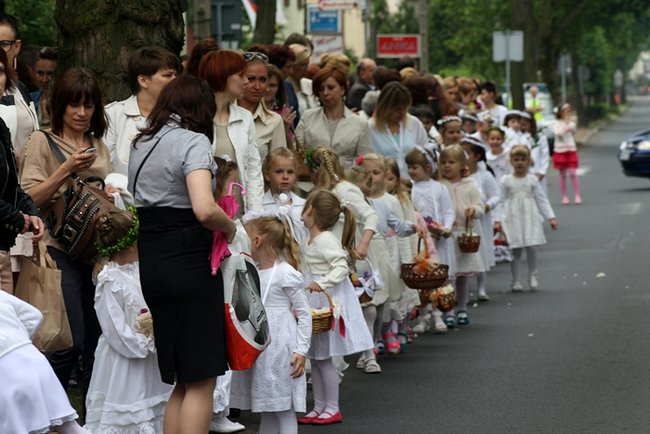 Wyszli z Eucharystią na Rynek - zdjęcia