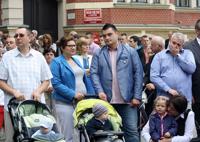 Wyszli z Eucharystią na Rynek - zdjęcia