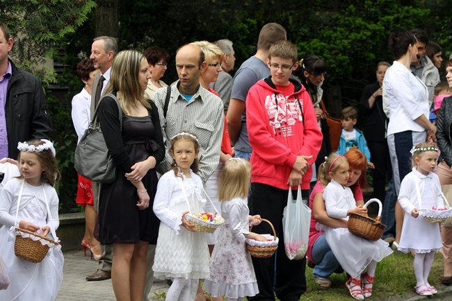 Wyszli z Eucharystią na Rynek - zdjęcia