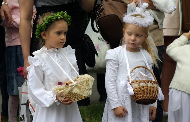 Wyszli z Eucharystią na Rynek - zdjęcia
