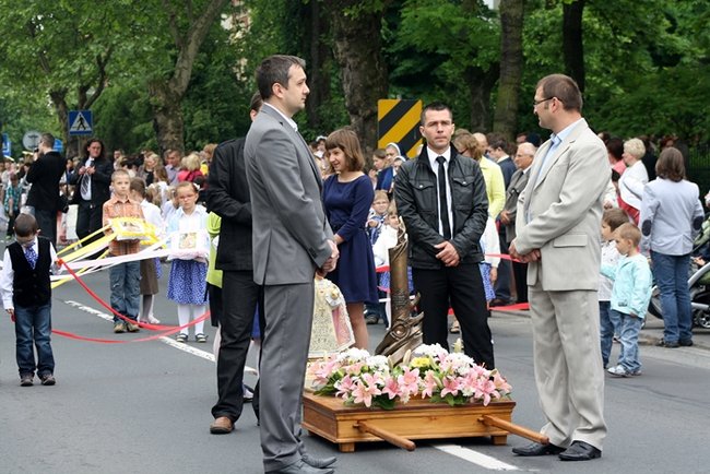 Wyszli z Eucharystią na Rynek - zdjęcia