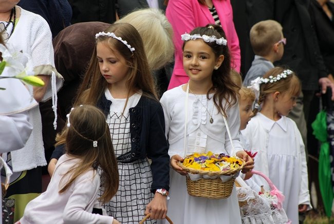 Wyszli z Eucharystią na Rynek - zdjęcia