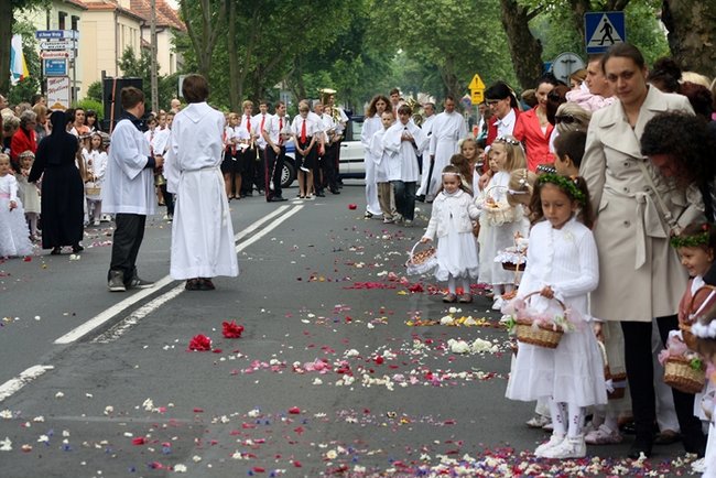 Wyszli z Eucharystią na Rynek - zdjęcia