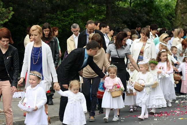 Wyszli z Eucharystią na Rynek - zdjęcia