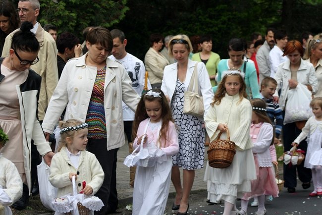 Wyszli z Eucharystią na Rynek - zdjęcia