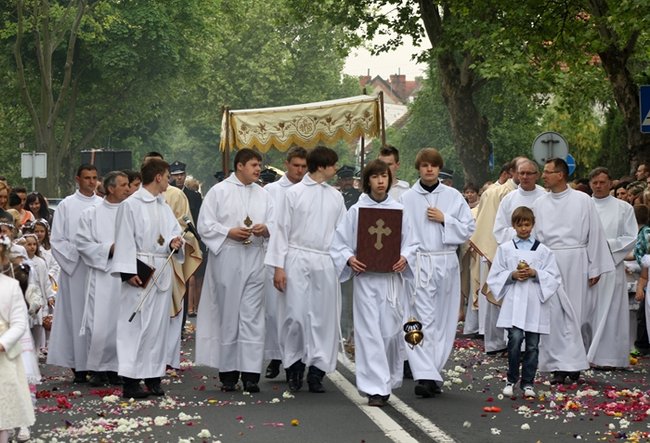 Wyszli z Eucharystią na Rynek - zdjęcia