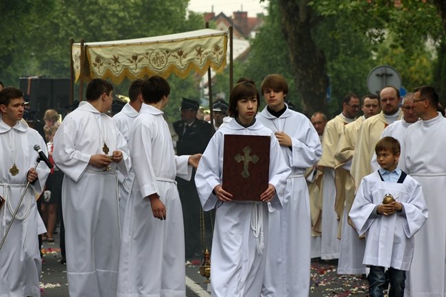 Wyszli z Eucharystią na Rynek - zdjęcia