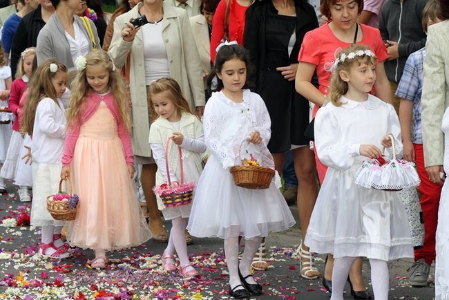 Wyszli z Eucharystią na Rynek - zdjęcia