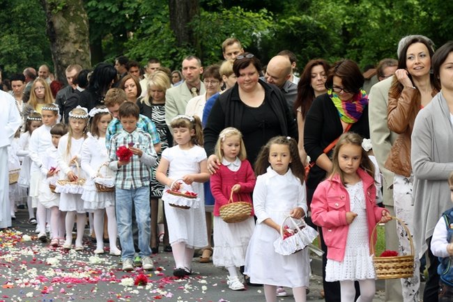 Wyszli z Eucharystią na Rynek - zdjęcia