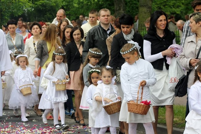 Wyszli z Eucharystią na Rynek - zdjęcia