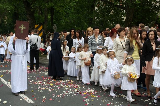 Wyszli z Eucharystią na Rynek - zdjęcia