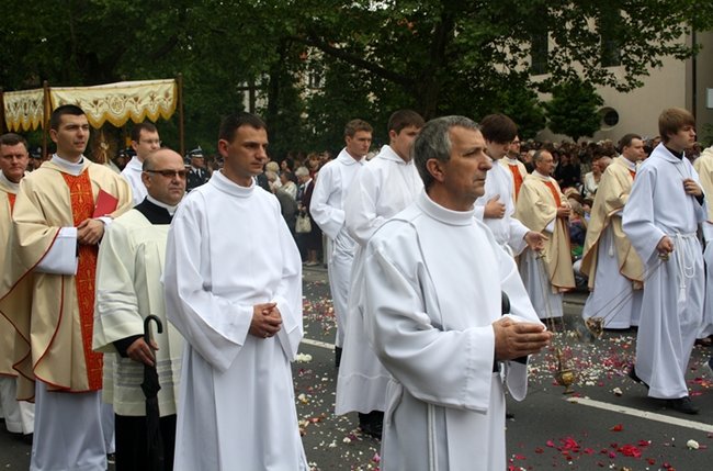 Wyszli z Eucharystią na Rynek - zdjęcia