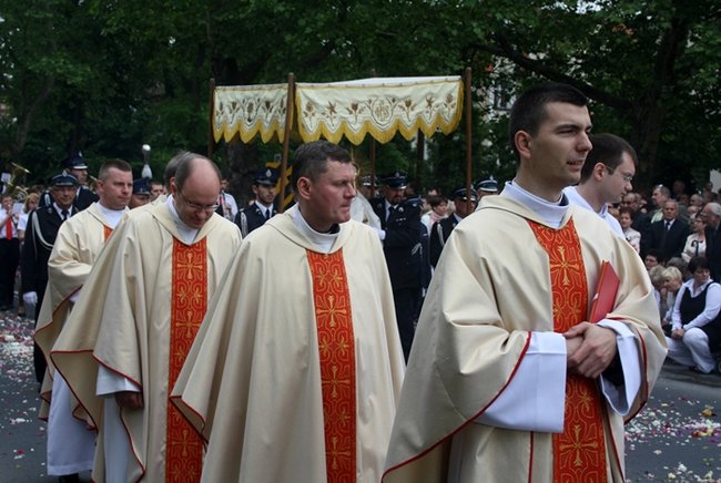 Wyszli z Eucharystią na Rynek - zdjęcia