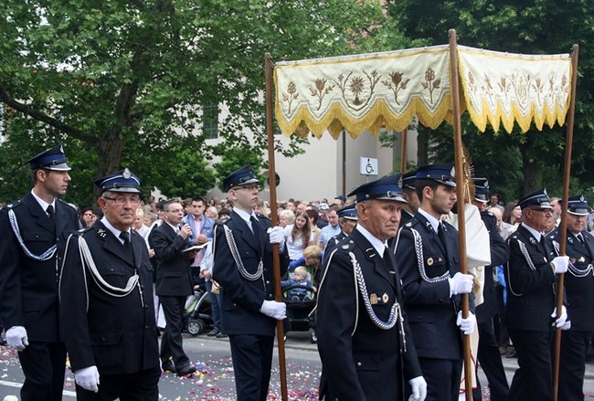 Wyszli z Eucharystią na Rynek - zdjęcia